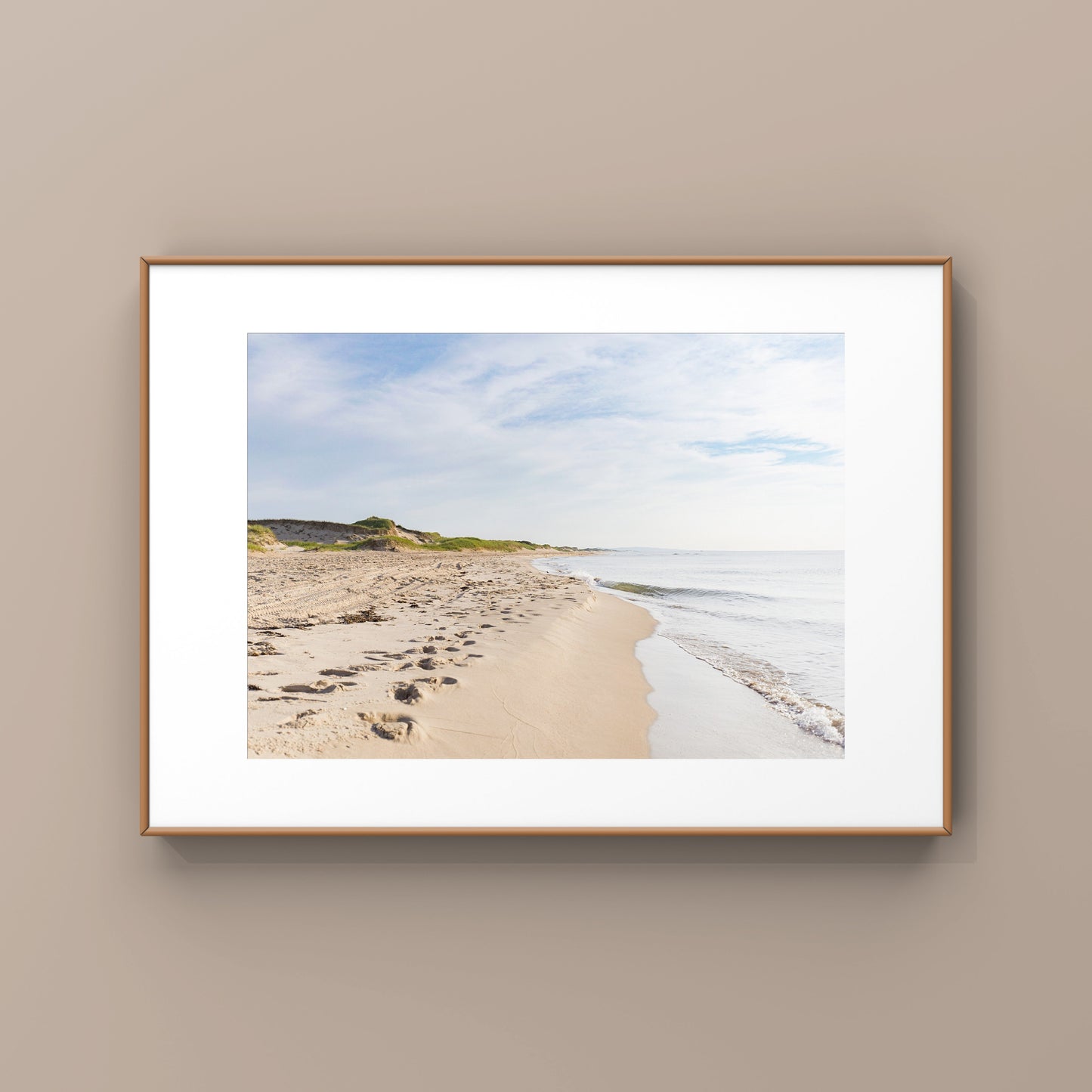 Promenades sur la plage des Îles-de-la-Madeleine, bonheur ensoleillé